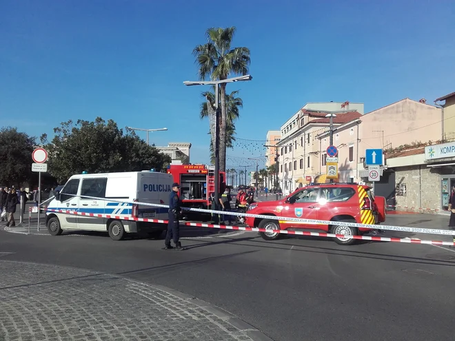 Zaradi belega prahu je policija zaprla del koprske Pristaniške ceste. FOTO: Nataša Čepar/Delo