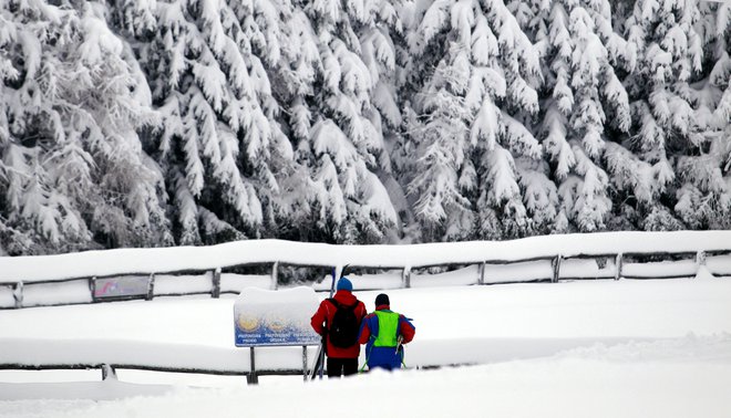 Zimska idila z začetka letošnjega leta v Cerknem. Če ni snega, ga izdelajo s stotimi topovi, a je cena za to precej visoka. FOTO: Roman Šipić