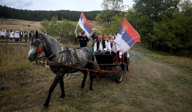 Vsak gost dobi svojo vlogo, le kočijaža in ženina prispevajo domačini sami. FOTO: AFP