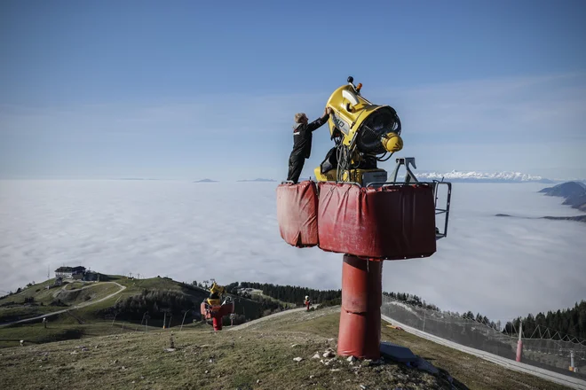 Čeprav imajo tik pred sezono polne roke dela s pripravljanjem naprav, so delavci na Krvavcu včeraj uživali v sončnem vremenu. Snežni topovi so pripravljeni, le še mraz naj pritisne, pa jih bodo zagnali. Foto Uroš Hočevar