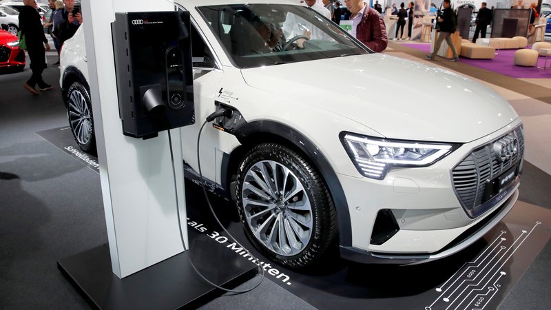 Fotografija: Audi e-tron je eden prvih električnih modelov te znamke, za krepitev naložb v tovrstni pogon bodo morali krčiti drugo delovno silo.
Foto Reuters