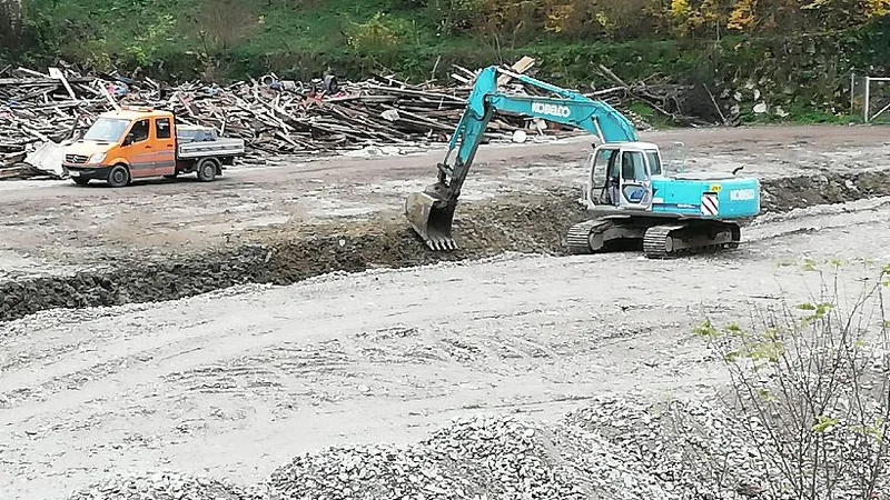 Fotografija: Občani so samo danes opazili dva tovornjaka, ki sta jarek (na sliki) zasipavala z materialom neznanega izvora. Foto Arhiv Ci