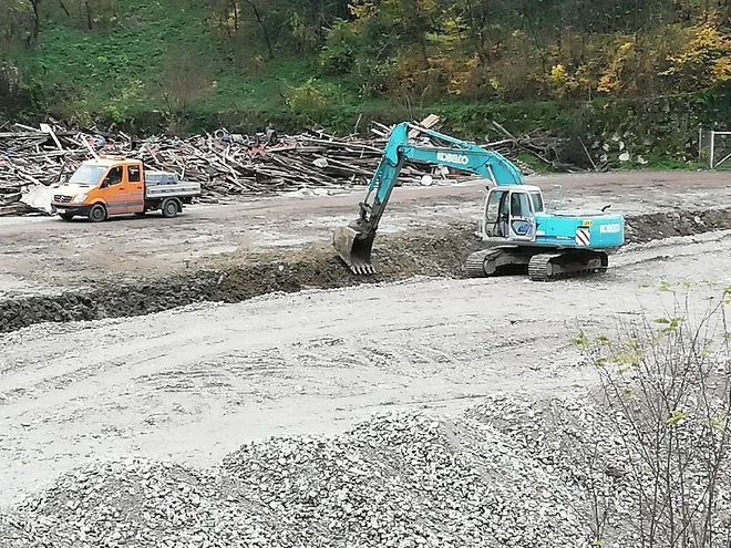 Občani so samo danes opazili dva tovornjaka, ki sta jarek (na sliki) zasipavala z materialom neznanega izvora. Foto Arhiv Ci
