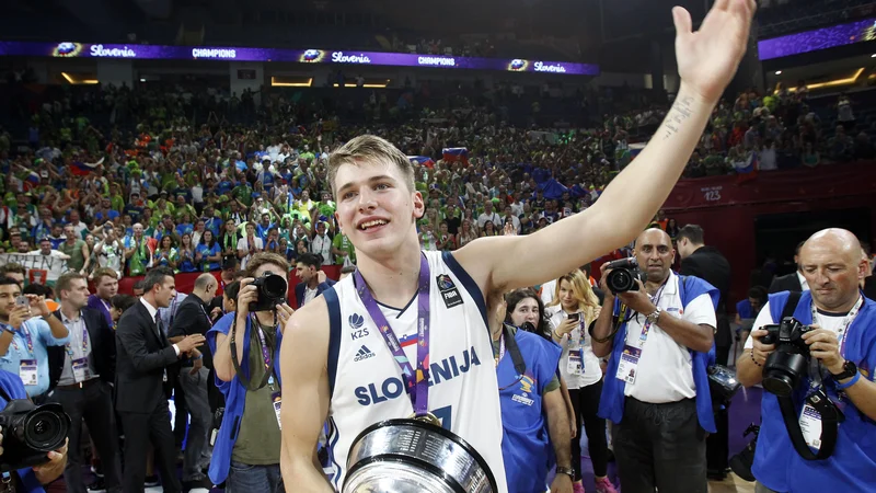 Fotografija: Luka Dončić je doslej igral za Slovenijo le na EP 2017, na katerem je osvojil zlato kolajno in se uvrstil v elitno peterko. Foto Blaž Samec