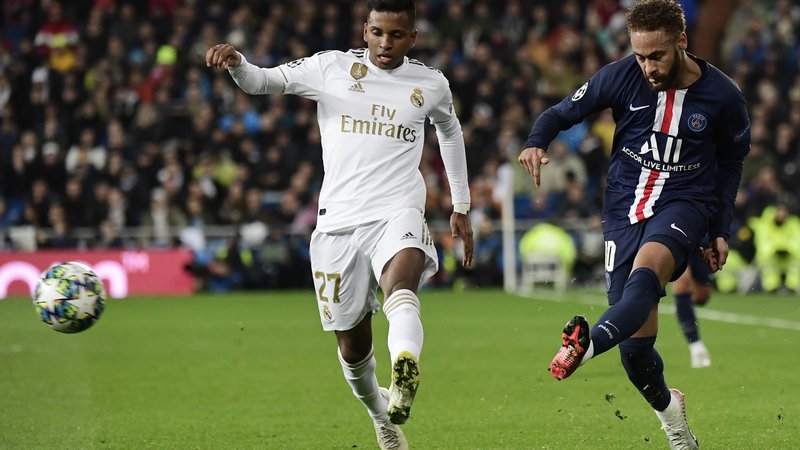 Fotografija: Brazilski zvezdnik Neymar (desno) je po skoraj dveh mesecih spet zaigral za Paris Saint-Germain. FOTO: AFP