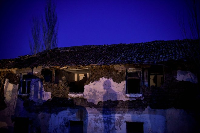 Žarišče potresa je bilo približno deset kilometrov severno od Drača in 30 kilometrov zahodno od Tirane v Jadranskem morju na globini desetih kilometrov. FOTO: Armend Nimani/AFP