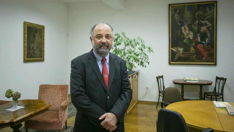 Fotografija: Dr. Robert Petkovšek, dekan teološke fakultete, napoveduje študijski odziv na tehnološke izzive. FOTO: Jože Suhadolnik/Delo