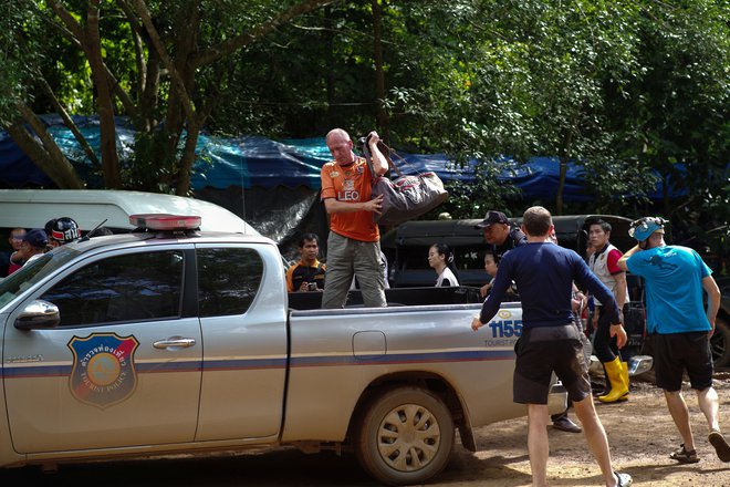 Vernon Unsworth med reševalno akcijo julija 2018 na Tajskem. FOTO: Panu Wongcha - Um/Reuters