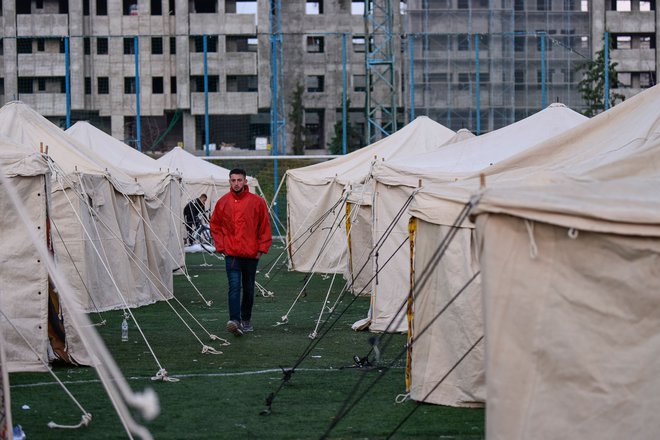 Na območju Drača in sosednjih vasi so postavili 181 šotorov za namestitev 1450 ljudi. FOTO: Armend Nimani/AFP