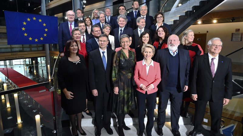 Fotografija: Nova evropska komisija pod vodstvom Ursule von der Leyen je bila, skladno s pričakovanji, gladko izvoljena. FOTO: Frederick Florin/AFP