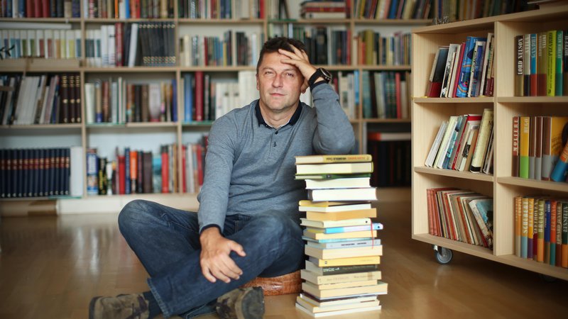 Fotografija: V njegovi veliki knjižnici ga je fotografiral Jure Eržen.