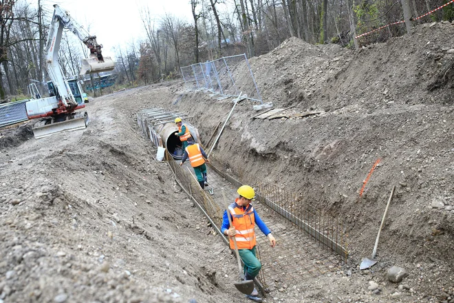 Izkop kanalizacije za odvajanje odpadne vode v Črnučah se te dni nemoteno nadaljuje. FOTO: Tomi Lombar/Delo