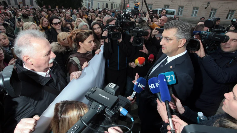 Fotografija: Na protestu na Trgu svetega Marka v Zagrebu so učitelji odgovorili Plenkoviću z molkom. FOTO: Damjan Tadić/Cropix