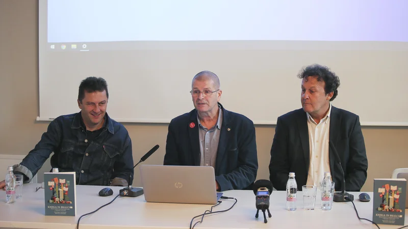 Fotografija: Samo Rugelj, Miha Kovač in Andrej Blatnik na  predstavitvi raziskave Knjiga in bralci VI. FOTO: Jože Suhadolnik/Delo