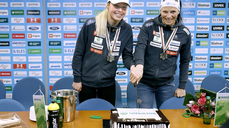 Fotografija: Tako sta se Anamarija Lampič in Katja Višnar veselili ob torti za srebrno kolajno na SP, zdaj pa so pred njima izzivi nove sezone. FOTO: Blaž Samec/Delo