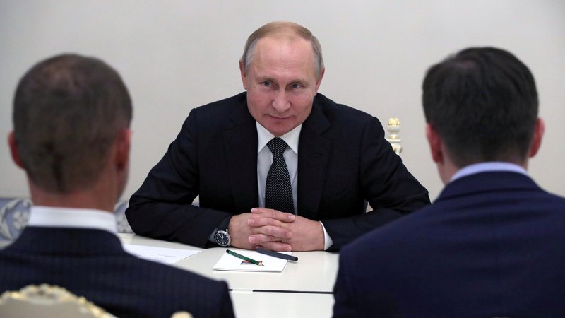 Fotografija: Prednik Rusije Vladimir Putin je v svoji rezidenci v St. Peterburgu sprejel predsednika Uefa Aleksandra Čeferina. FOTO: Reuters