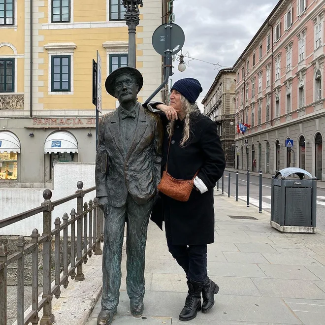 Trst je Patti Smith očaral, morala se je fotografirati ob kipu Jamesa Joycea. Foto Patti Smith Instagram