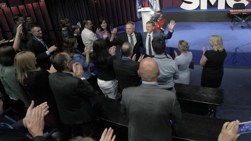 Fotografija: Namigovanja, da ga v primeru padca sedanje vlade zanima premiersko mesto v morebitni desnosredinski koaliciji, je predsednik SMC Zdravko Počivalšek označil za »pravljice in halucinacije«. FOTO: Mavric Pivk/Delo
