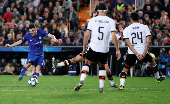 Mateo Kovačić (levo) je v pičli minuti izničil vodstvo Valencie. FOTO: Reuters