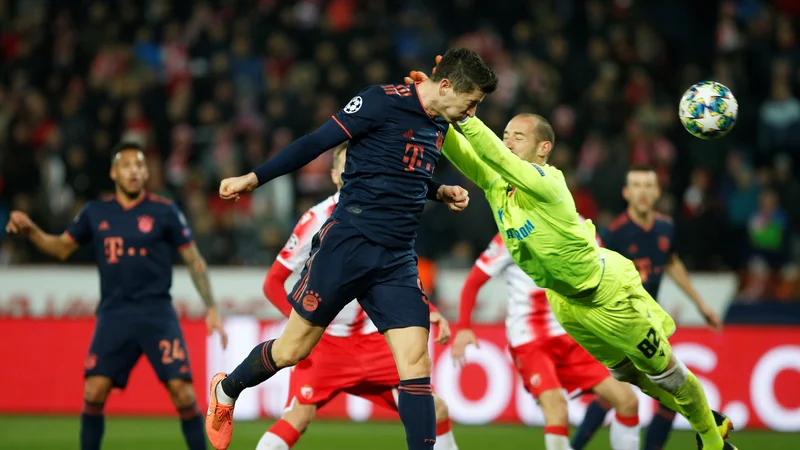 Fotografija: Z nogo ali glavo, vseeno je, Robert Lewandowski zabija. FOTO: Reuters