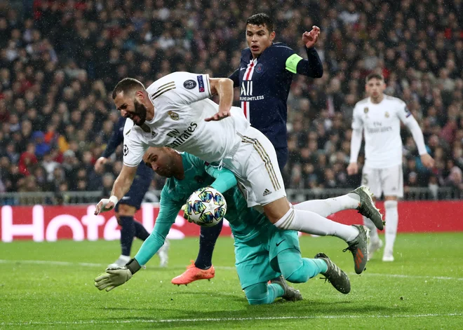 Realov najboljši strelec v tej sezoni Karim Benzema ima še gol prednosti pred Poljakom v ligi prvakov. FOTO: Reuters