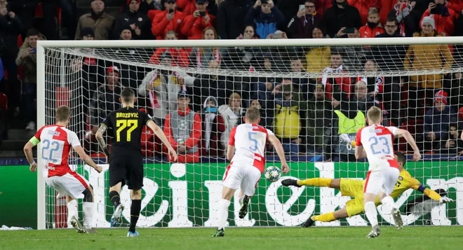 Milanski Inter s Samirjem Handanovićem v kapetanski vlogi je v Pragi rešil evropsko sezono in bo najmanj nadaljeval v evropski ligi. FOTO: Reuters
