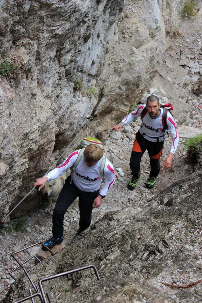 Čevelj je pokazal svojo odliko – poleg stabilnosti je robustnost v spodnjem delu nudila izredno zaščito noge, posledično pa tudi čevlja samega. Foto: arhiv Delo