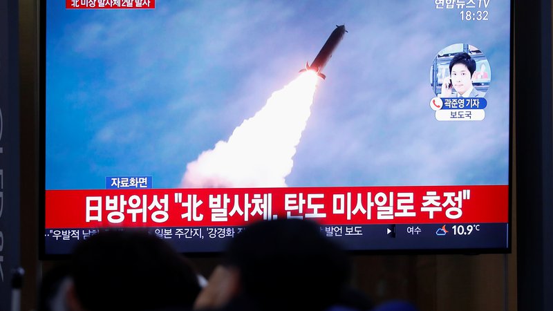 Fotografija: Po poročanju japonskih medijev sta bila projektila izstreljena s severnokorejske vzhodne obale, šlo pa naj bi za balistični raketi, ki jih Severna Koreja v skladu z resolucijami varnostnega sveta ZN ne sme izstreljevati. FOTO: Kim Hong Dži/Reuters