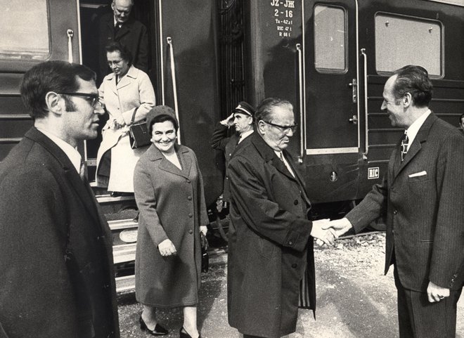 Tito je na vlaku (na fotografiji z ženo Jovanko) gostil pomembne osebnosti 20. stoletja: od britanske kraljice Elizabete II. do sovjetskega predsednika Leonida Brežnjeva.<br />
Fotodokumentacija Dela