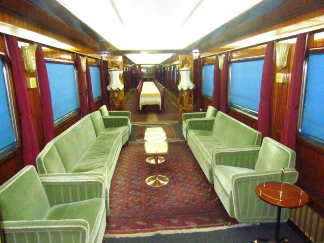 Po dobrega pol stoletja je vlak dobro vzdrževan. Okrašen je z dekorativnimi lesenimi elementi ter intarzijami iz mahagonija, hruške in oreha. Fotografija promocijsko gradivo