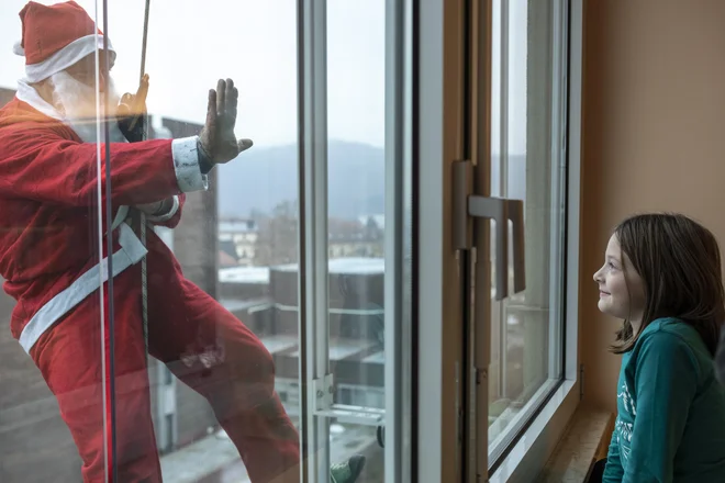 Božički takole vsako leto razveselijo otroke na ljubljanski pediatrični kliniki. FOTO: Voranc Vogel