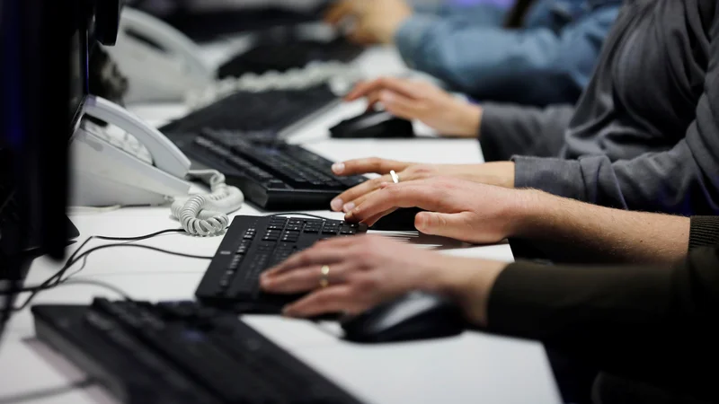 Fotografija: V Nemčiji primanjkuje že 124.000 strokovnjakov za informacijsko tehnologijo. FOTO: Amir Cohen/Reuters