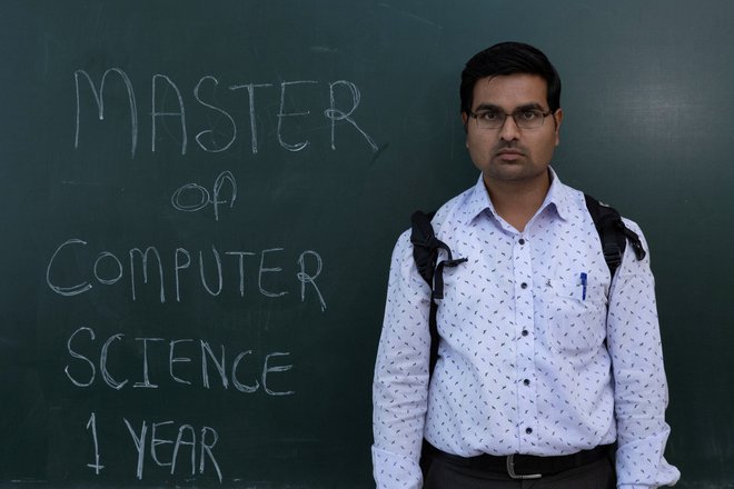 Na drugem koncu sveta, v Indiji, IT-strokovnjaki ne morejo dobiti zaposlitve, kot Pankaj Kumbakarn na posnetku, ki je brezposeln že leto dni. Bo Nemčija privabila tudi njega? FOTO: Danish Siddiqui/Reuters