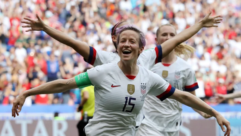 Fotografija: Megan Rapinoe, ki je letos postala novi obraz boja za enakopravnost, se je s soigralkami razveselila naslova svetovnih prvakinj. FOTO: Reuters