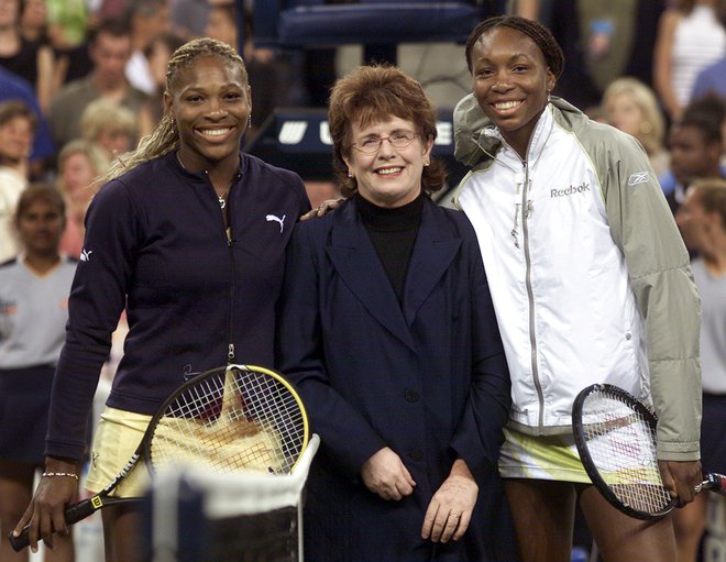Billie Jean King (na fotografiji na sredini, s Sereno (levo) in Venus Williams) je pred pol stoletja začela tlakovati poseben status ženskemu tenisu. FOTO: Reuters