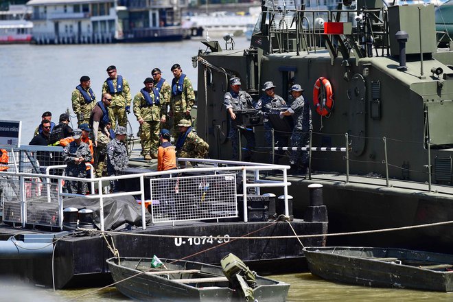 Na ladjici je bilo 33 južnokorejskih turistov in dva člana posadke. 27 ljudi je v nesreči umrlo. FOTO: Gergely Besenyei/AFP