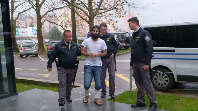 Fotografija: Iračan je priznal napad na taksista in policista. FOTO: Leo Caharija/Primorske Novice