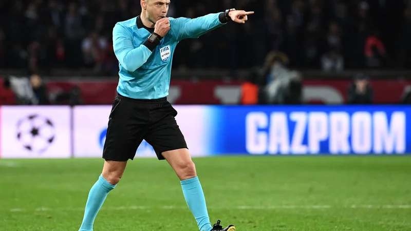 Fotografija: Damir Skomina je z deljenjem nogometne pravice prepričal strokovnjake. FOTO: AFP