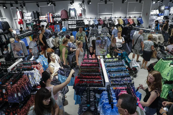 Gospodarsko rast so v prvi polovici leta precej poganjali nakupi prebivalstva. Bo tako tudi v tretjem četrtletju? Foto: Uroš Hočevar