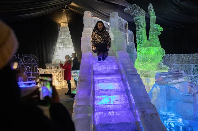 Katedrala svobode za uporabnim toboganom, ki ga čuva zeleni zmaj. FOTO: Voranc Vogel/Delo