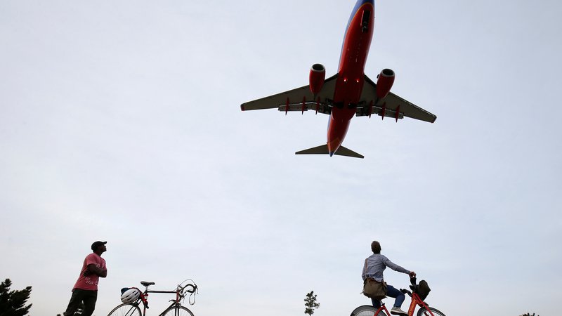 Fotografija: Razmere za letalsko industrijo so zahtevne, povečujejo se denimo stroški za gorivo. Foto Reuters
