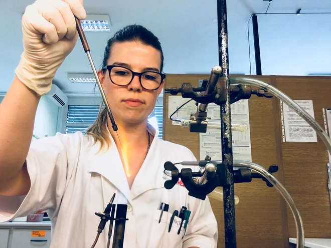Beti Vidmar je mlada raziskovalka na Biotehniški fakulteti, Oddelek za zootehniko, Katedra za mikrobiologijo in mikrobno biotehnologijo. FOTO: Osebni arhiv