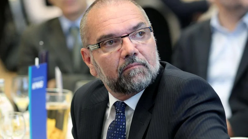 Fotografija: Zadnje zamenjave v vrhovih državnih podjetjih – tudi v Telekomu in Petrolu – so se menda zgodile brez vednosti Vojmirja Urlepa. FOTO: Roman Šipić/Delo