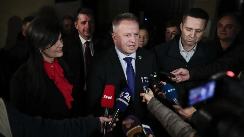 Fotografija: Počivalšek o govoricah zadnjih dni: »Mi se ukvarjamo s tem, kaj je dobro za našo stranko. Pogovorov na to temo, o katerih zadnja dva dneva beremo intenzivno, ni bilo. Mi se ukvarjamo samo s tem, na kak način bomo stranko popeljali navzgor.« FOTO: Jure Eržen/Delo