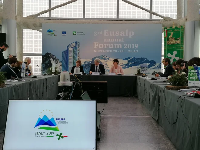 Večina govornikov je v Milanu poudarjala predvsem zeleno prihodnost in nujen trud za ohranitev alpskega prostora. FOTO: Anja Intihar