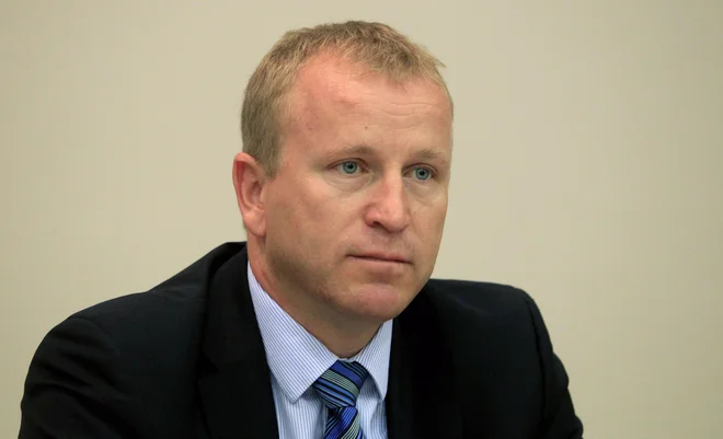 Tomaž Prohinar: »Vedeti moramo, da je osnova te pregrade in tega zadrževalnega prostora zadrževanje visokih voda in mora ostati veliko volumna, da lahko zadržimo poplavne valove.« FOTO: Roman Šipić/Delo