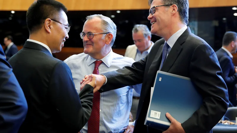 Fotografija: Odnosi med ZDA in Kitajsko bodo odločilni tudi za prihodnost WTO. Na fotografiji: ameriški ambasodor v organizaciji Dennis Shea (desno) in njegov kitajski kolega Xiangchen Zhang. FOTO: Reuters
 