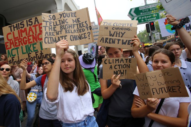 Na stotine protestnikov se je v Avstraliji zbralo pred uradom konservativne Liberalne stranke, kjer opozarjajo na nujnost sprejetja ustrezne podnebne politike. FOTO: Stringer/Reuters