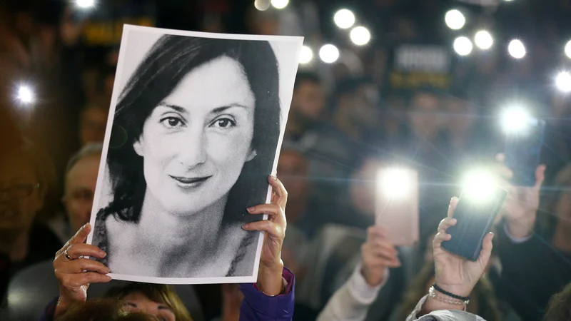 Fotografija: Po aretaciji Yorgena Fenecha so ljudje na protestih zahtevali odstop predsednika vlade Muscata, ki pa hoče ostati do konca preiskave umora novinarke. FOTO: Guglielmo Mangiapane/ Reuters