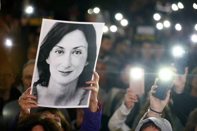 Po aretaciji Yorgena Fenecha so ljudje na protestih zahtevali odstop predsednika vlade Muscata, ki pa hoče ostati do konca preiskave umora novinarke. FOTO: Guglielmo Mangiapane/ Reuters